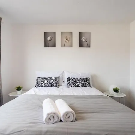 October Disc - Long - Contractors Holiday home Bristol